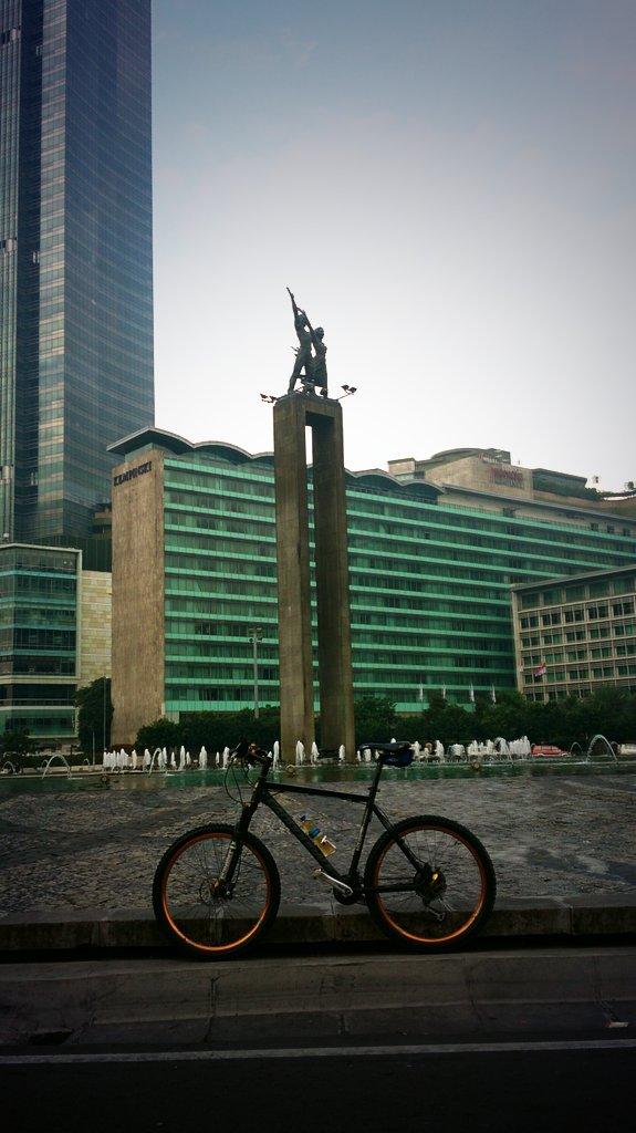 maman1965's tweet photo. "@sahabat1: Bunderan HI cantik,Monas yang anggun. #jakartasepi #gowes #tanggo @korneles @ekasul1st1owat1 http://t.co/6T0DZsYIG6" bersih :)