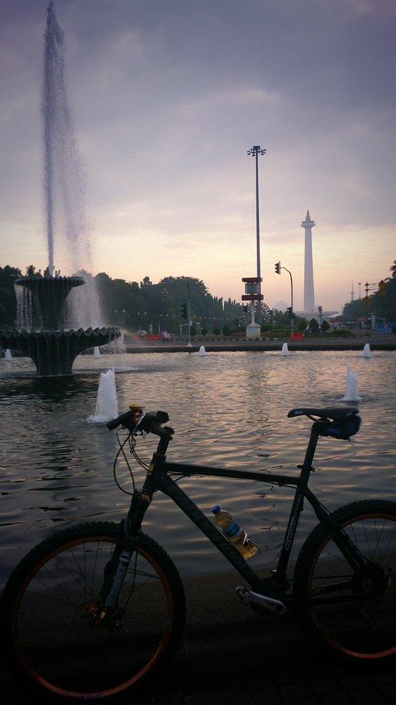 maman1965's tweet photo. "@sahabat1: Bunderan HI cantik,Monas yang anggun. #jakartasepi #gowes #tanggo @korneles @ekasul1st1owat1 http://t.co/6T0DZsYIG6" bersih :)