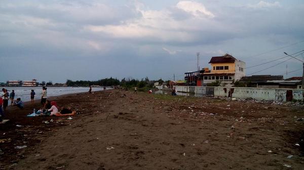 yasnataLopez's tweet photo. Oopst ini pantai bertahun-tahun ga pernah dirawat...bnyk sampah...dan kpn jd tempat wisata yg rapi dan asri??? http://t.co/nzbJoZMAM1