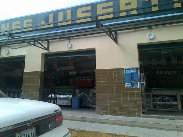 FueraDControl1's tweet image. @madrugonazo1/soy reportera, en Copeyal via Santa Ines con 100 Bsf se compra solo un rufless y un litro de agua q tal