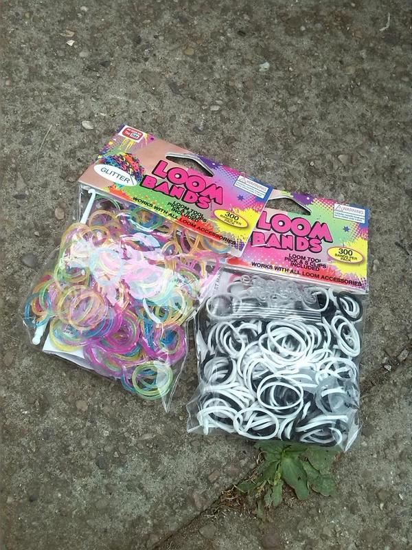 rainbow__looms's tweet photo. PIC 1: New Looms
PIC2:Some looms I have made
(My mom made me the 1 with the cat on)PIC 3:Made a new grip for my hook! http://t.co/Qj4BBmk2yC