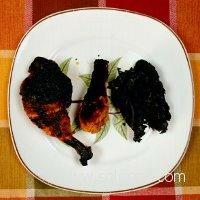 Горелые блины. Плдгоревшая сковорода. Курица подгорела в духовке. Подгорела еда. Подгоревший блин.