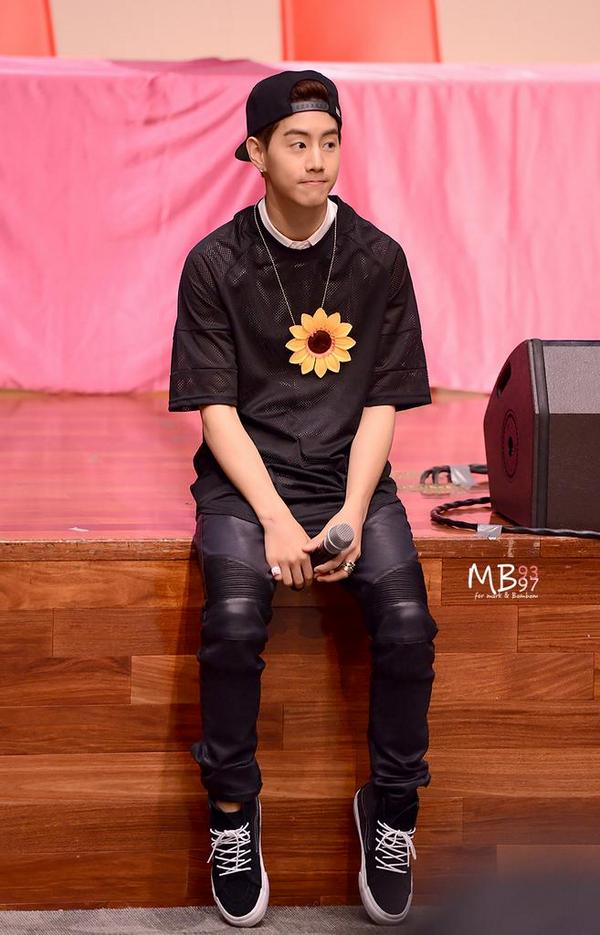 MB9397's tweet photo. 140726 인천 팬사인회 HQ 바닥에 발 못 붙인 귀여운 마크와 원래 좀 멋있는 뱀뱀이 http://t.co/sJaqXa1Zvq http://t.co/KlDraGKmGF http://t.co/US0sJFv17V