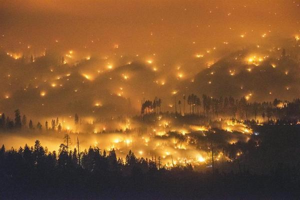 A3Noticias's tweet photo. Un incendio en el parque de Yosemite en EE.UU. avanza y amenaza a las secuoyas gigantes http://t.co/40XS4f7rFb http://t.co/JQh9u8KXXS