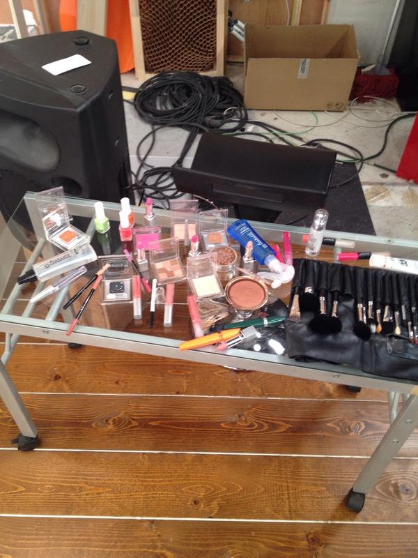 Κάντε RT και 1 τυχερή από εσάς θα κερδίσει τα υπέροχα προϊόντα μακιγιάζ! #KalokairiPantou <a href="/ALPHA_TV/">ALPHA TV</a>