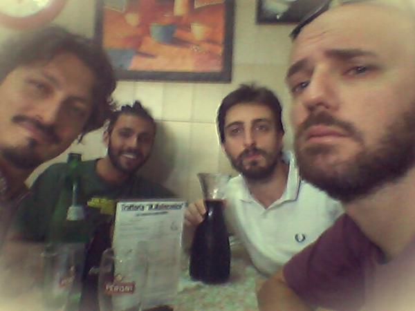 DavideKunz's tweet photo. @marcogue1983  kunz ama la buona tavola, gli amici ed i valori. #oldschoolkunz http://t.co/OHIrbMIAXV