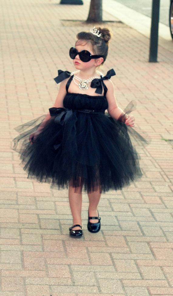 MirrorMirrorTV's tweet photo. I realize it's not #Halloween yet, but how cute is this little girl channeling her Breakfast at Tiffany's best?... http://t.co/S6IYSoVNs1