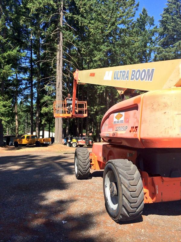 Waiting on the <a href="/scrappersracing/">Scrappers Racing</a> rigs to get to <a href="/theplacetorace/">Pacific Raceways</a> so <a href="/robwendland/">Rob Wendland</a> went for a joy ride 🚜 #nhra