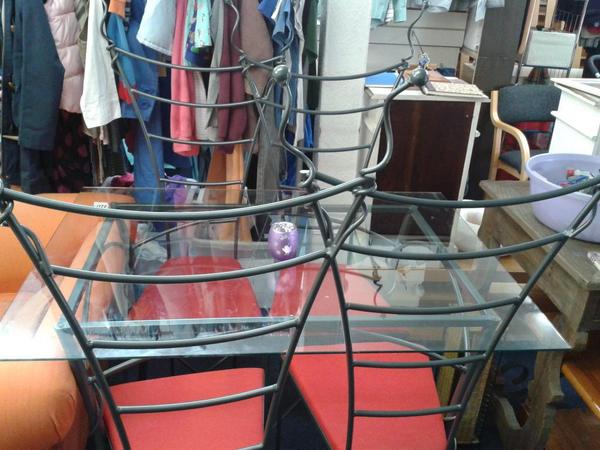 GlasgowUnity's tweet image. This beautiful glass table with four matching chairs is for sale. First one to #shawstreet with £50 gets it!