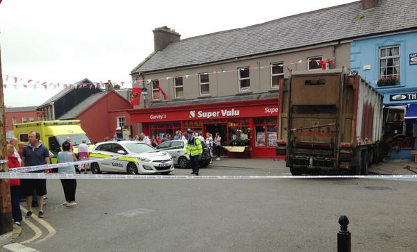 radiokerrynews's tweet image. Lorry crashes into shop front in Dingle. Thanks to @dinglenews for the image.