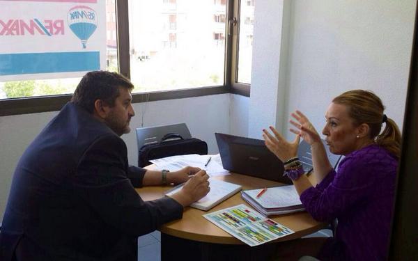 EscuelaREMAX's tweet photo. Consultoría RE/MAX aportando el soporte y #desarrollo a oficinas. Constancia=grandes resultados @ANDRESREMAX #FF http://t.co/bfp0i72WjP