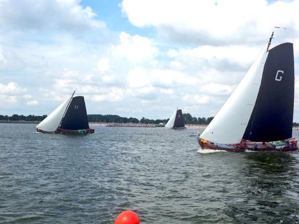 SKSskutsjesilen's tweet photo. Grou over de finish! Voor de 4e keer eerste! Terwijl Heerenveen daarachter nog naar de hoge ton moet. @skutsjeE 2! http://t.co/OqQac8CErz