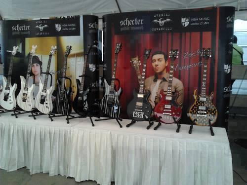 Aku mau yang merah, kalo kamu?