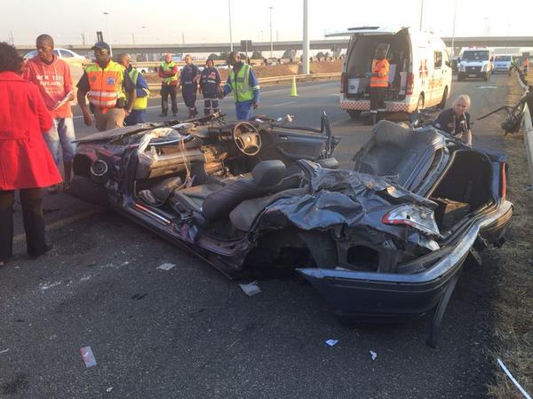 PigSpotter's tweet photo. #UPDATE R21 North Accident remains of BMW http://t.co/8NiIge03mF