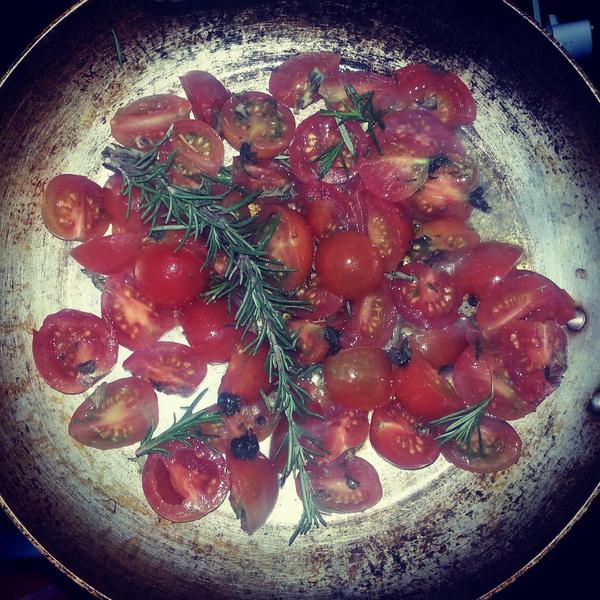 vickyurioste's tweet photo. Pasta casera de chocolate #jamóncrudo #ricotta #rucula #tomateconfitado miamm http://t.co/8dBcZICSlo