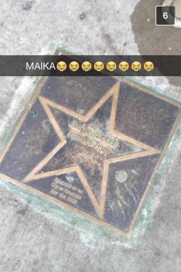 maiichat_'s tweet photo. MY FRIEND IS IN STRATFORD AND SHE SENT ME THIS ON SNAPCHAT AKDBDBBSSNSB http://t.co/6Wqvbc1gO7