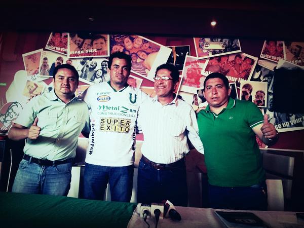 IdoloDeManabi's tweet photo. Jaime Iván Kaviedes se vistió la verde y blanco de liga de Portoviejo y es presentado oficialmente por la dirigencia http://t.co/VYXqWmri2q