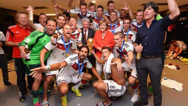 DFB_Team's tweet photo. WM-Rückblick mal anders: Götze sei Dank: Gauck und Merkel gratulieren gemeinsam http://t.co/QbnQzrTWcL #4gefühl http://t.co/8tRlK6xO2q
