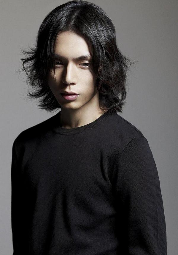 Длинноволосый японец. Тони торнберг длинные волосы. Японские мужчины с длинными волосами. Японец с длинными волосами. Азиатские мужчины с длинными волосами.