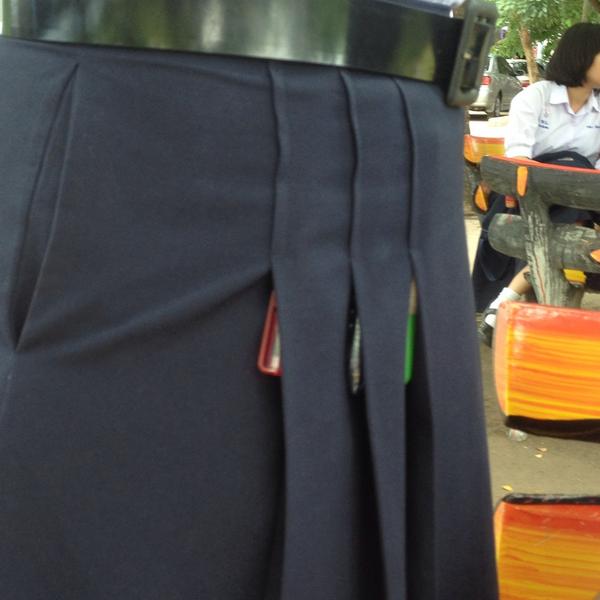 thebestamr5's tweet image. หลายคนอาจจะไม่รู้จีบกระโปรงมีไว้ทำไม กล่องดินสอหลบไปเทรนใหม่กำลังมา  #กูจะไม่ยอมเห็นรูปนี้คนเดียว #เพื่อนกูเป็นคนตลก