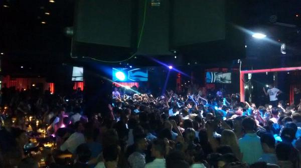 dpina84's tweet photo. Gran noche de @arminvanbuuren en @OPIUMMAR Barcelona #TranceFamily http://t.co/gjjsWx78lp