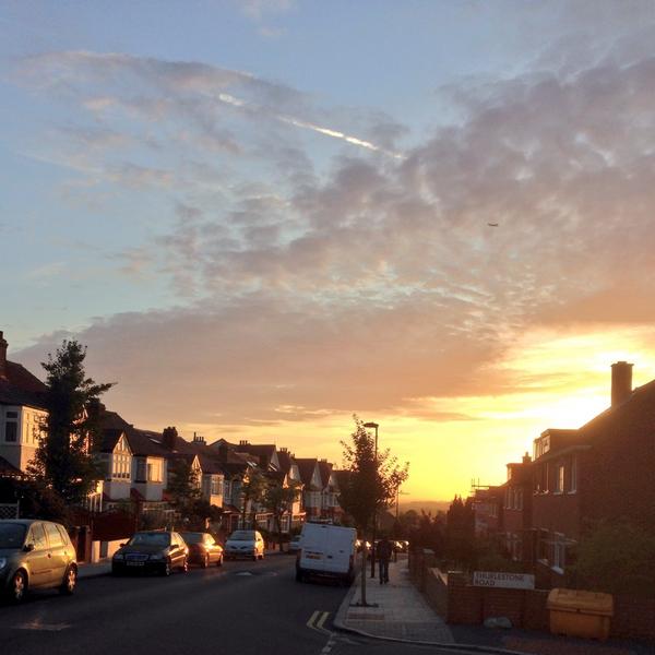 Sunrise in #knightshill #labourdoorstep for @SoniaWinifred @LambethLabour with @moseeds @MalcolmClark77