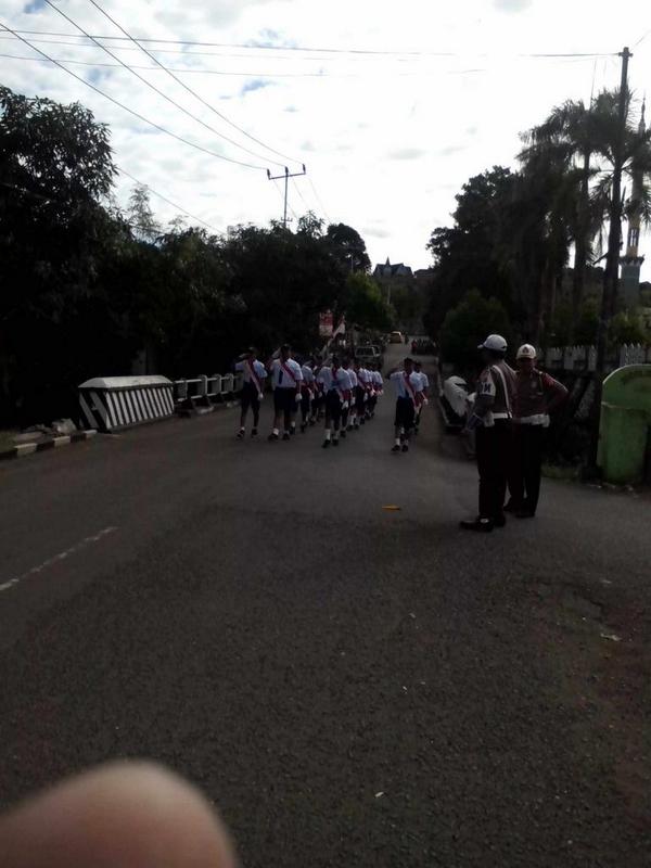 PolresSoppeng's tweet photo. Pam jalur gerak jln indah tingkat Sma,Smp sekab.soppeng utk memperingati Hut kemerdekaan Rim http://t.co/FjkzazI4i8