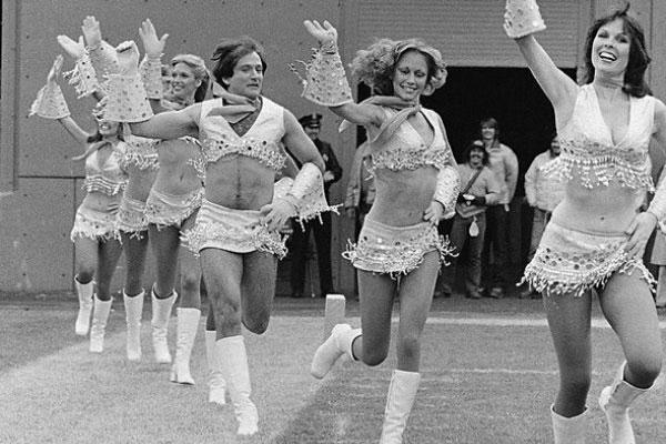beppesevergnini's tweet photo. Bye-bye Robin W. (al centro,  memorabile cheerleader per i Denver Broncos, 1980) http://t.co/nq16CRY8VK