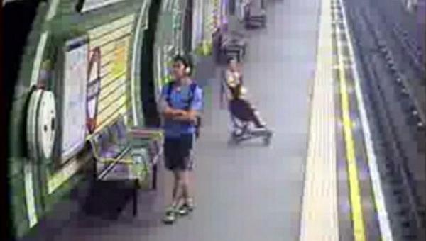 technodonkey's tweet image. Guy in blue😳RT@STcom: Child in pram blown by strong wind on to London Underground train tracks bit.ly/1swSa0V