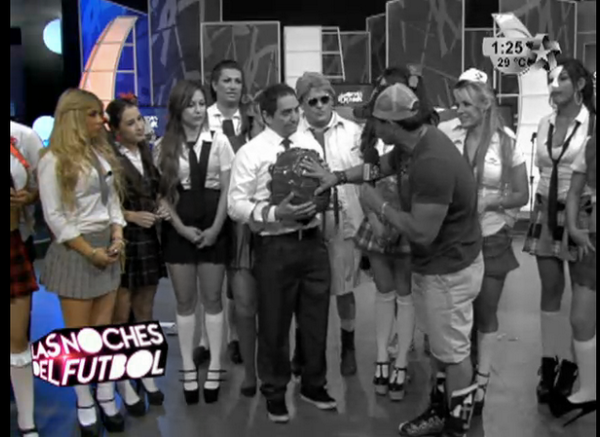GabiGarcia_Dm's tweet photo. de todo el elenco de LNDF yo solo veo @madeeleynA y asi miro yo http://t.co/rtLlNwDxR4