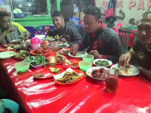 Richan2882's tweet photo. Makassar selalu memberikan kami kuliner keren. Smoga daerah2 berikutnya jg sama. Stay tune w/ me at Sail Raja Ampat!! http://t.co/COkLYHZ3qb
