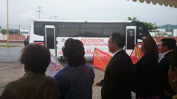 SSPC_GobOax's tweet photo. @AlbertoEsteva da banderazo de salida a las unidades de transporte urbano con #ValoresUniversales. @GabinoCue #Oaxaca http://t.co/dEBIlN0GNE