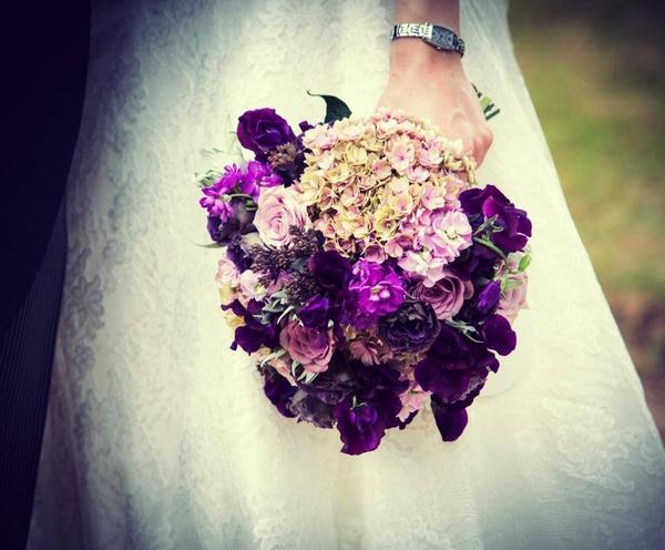 Thank U Emma, one of our recent brides,for sending us this lovely pic of your bouquet looking pretty against ur dress