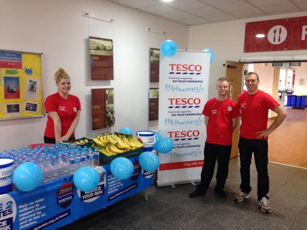 BentleyExpress's tweet photo. @rob_carley @ClareFeurtado @stoppy79 doing our bit for the community today at Doncaster College!!! http://t.co/9tKjWQggvA