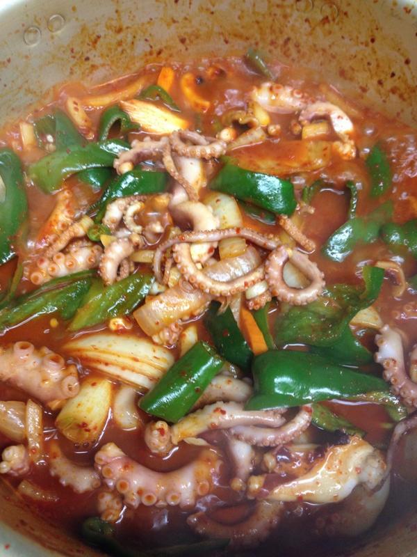 manmanten's tweet photo. 夏のアテには、これが美味しいですね。
ナッチポッカ（手長タコの炒め煮）です。(^o^) http://t.co/VW1Vy2Rktc