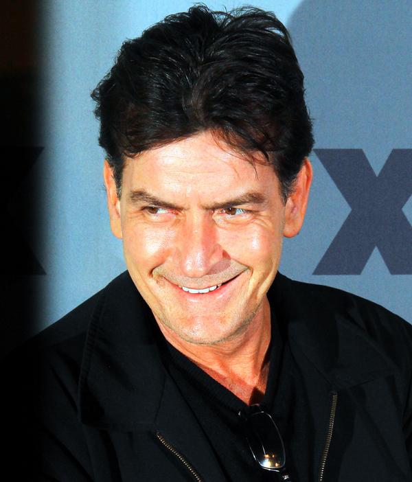 20m_genteytv's tweet photo. ÚLTIMA HORA: Encuentran a Charlie Seen vivo en su apartamento en Manhattan. http://t.co/couxiqFMyo http://t.co/J4hqUayb0i