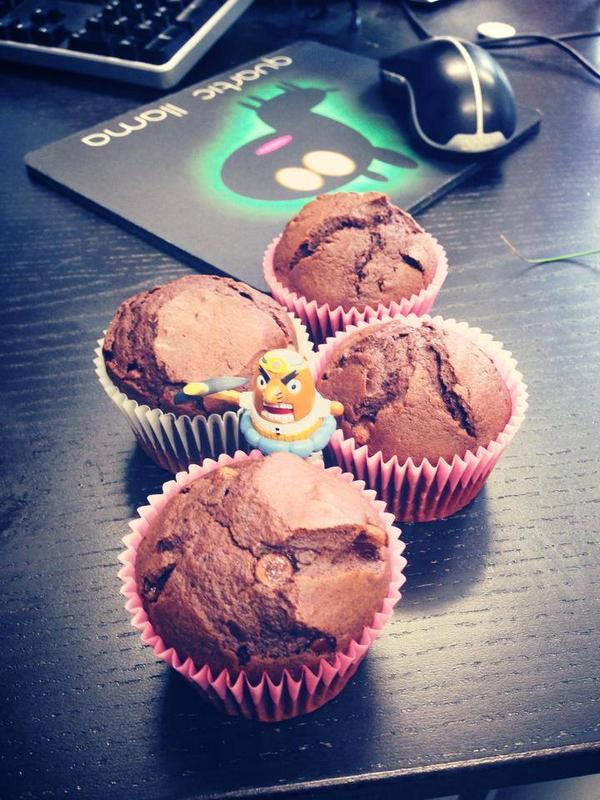 QuarticLlama's tweet image. Nice surprise from our friend @Kinglott from @SpaceBudgie Fresh baked muffins!!! Still warm! Non nom nom :D