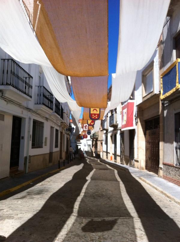 franfalero's tweet photo. A punto de comenzar el XXI Festival Medieval De Alburquerque!!!! Calles engalanadas http://t.co/8lh4Y6qkLx