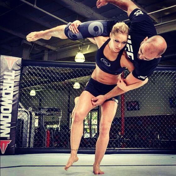 WeLoveSF's tweet photo. หนุ่มๆ อย่าไปแหย่ #RondaRousey เชียวนะ ไม่งั้นอาจโดนแบบนี้ #TheExpendable3 http://t.co/6lHx21fwIL