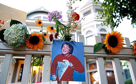 Mourners visited sites from Robin Williams' movies -- laying flowers and memorabilia for him: usm.ag/1oGtvPQ