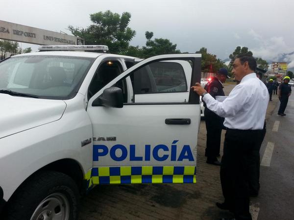 Omar_Aguilar212's tweet photo. @AlbertoEsteva muestra las nuevas unidades de @PoliciaEstOax . @SriaSegOax http://t.co/HYq8K7CrAh