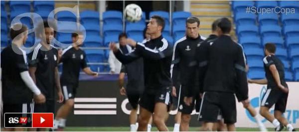 diarioas's tweet photo. Los 'vaciles' de Bale y Cristiano con el balón a sus compañeros
http://t.co/eF9jYDtfS0
#SuperCopa Vía @AS_TV http://t.co/KXstfpxtf1