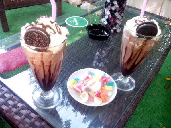Mel19lopez's tweet photo. Tomando un super batido con mi primita @ariiiadna21 http://t.co/4bfWgtIaFn