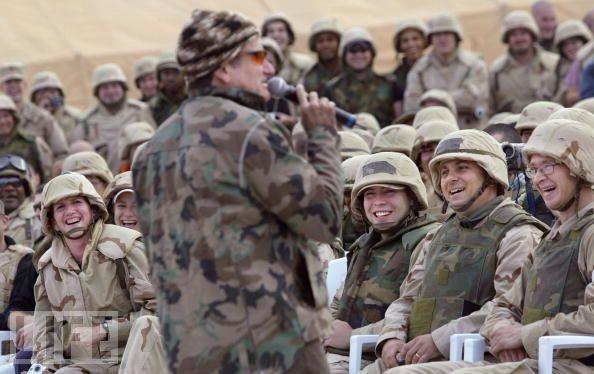 MeredithFrost's tweet photo. Robin Williams entertained over 89,000 of our troops, visiting 13 countries on his @the_USO tours -via @MarthaRaddatz http://t.co/r3kdOPVWEA