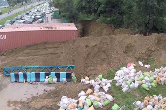 Punjab-Sindh border sealed, as crackdown on PTI workers continues goo.gl/ykzcCb