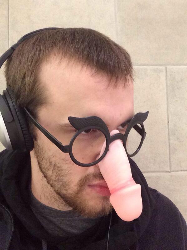 DELUX_4's tweet photo. wen ur doin soemthin embarasin an ur freindz cum en http://t.co/3pohKOo1Qz