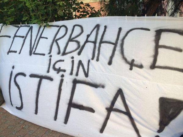 Şükrü Saracoğlu Stadı Numaralı Tribün tarafındaki okul önüne ''FENERBAHÇE İçin İSTİFA!'' pankartı asıldı.