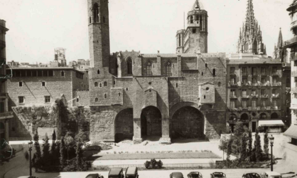 bcn_ajuntament's tweet photo. Coneixes aquesta plaça? Aquesta i més imatges antigues de #Barcelona a l'app #BCNvisual http://t.co/ePj3q9eMtb http://t.co/RpGsQY0YCk