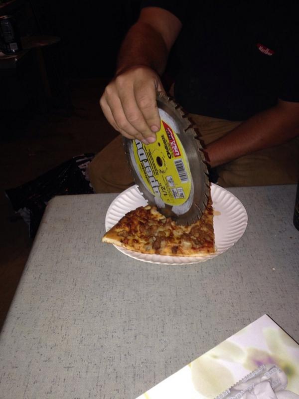 dfellforit's tweet image. The proper way to cut pizza