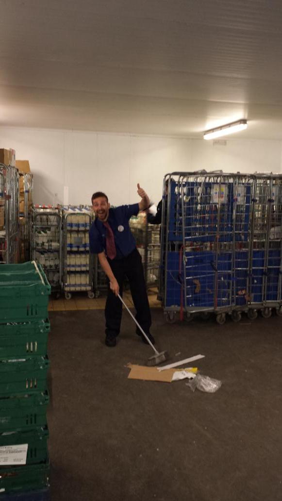 Fun at work, caught with a broom (clean as you go )
Opps photo bombed !!!@Moles_XXI <a href="/Lindsey_Hillyer/">Lindsey Hillyer 🐚</a> @newhart89